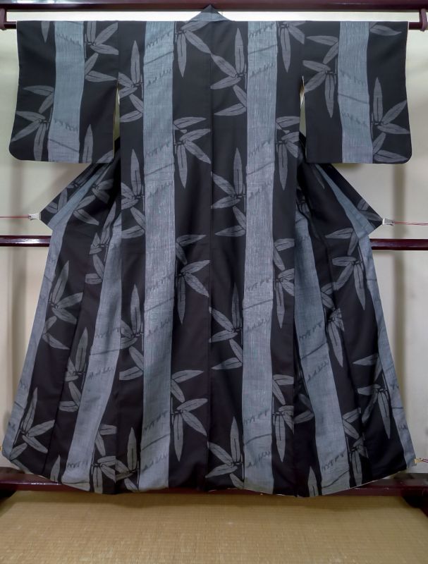 J1023A 大島紬 女性用着物 縦横絣 シルク（正絹） 黒, 笹 【中古 