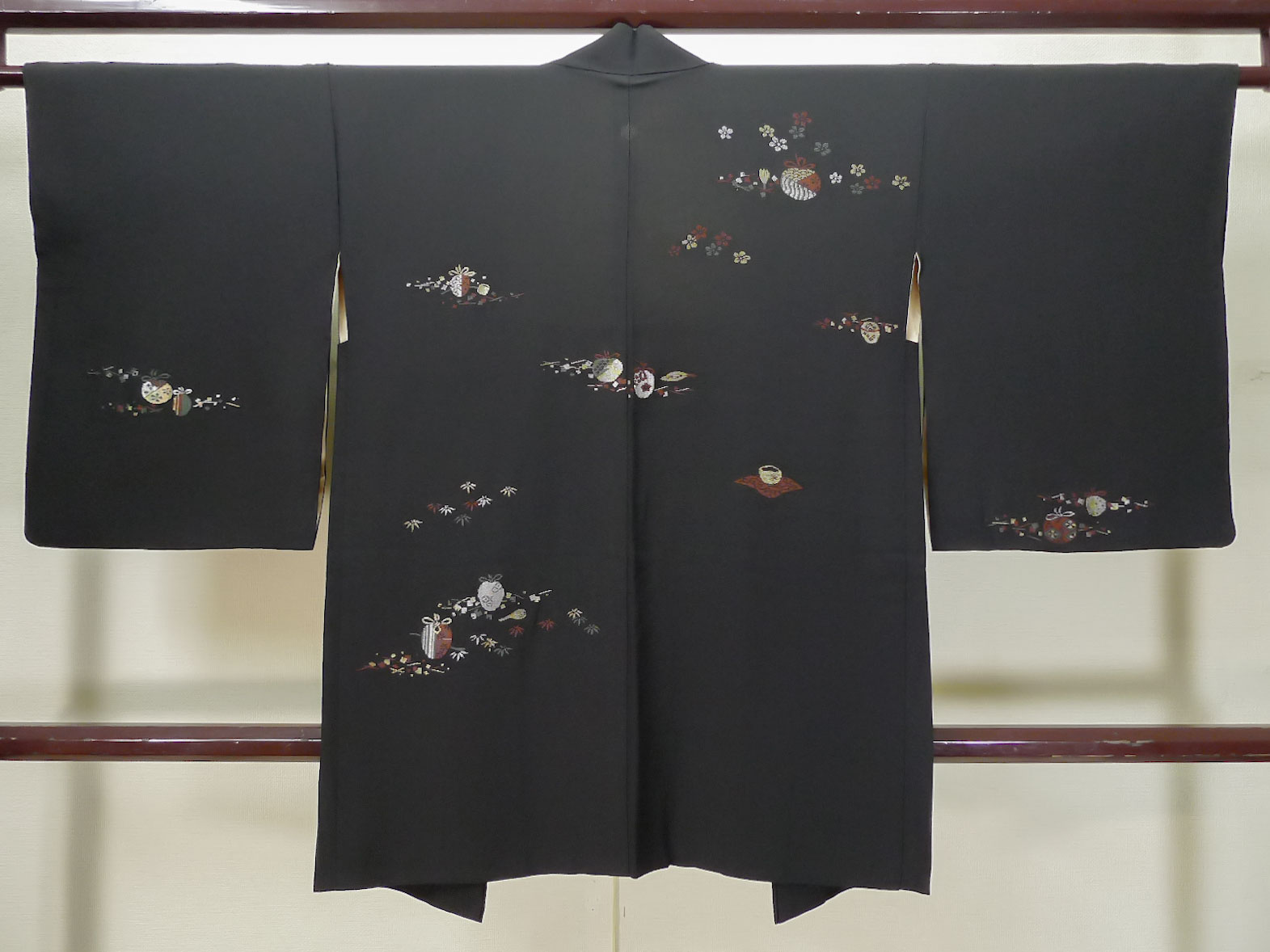 L0324O 羽織 女性用着物 柄：茶器 シルク（正絹） 黒, 桜 【中古 