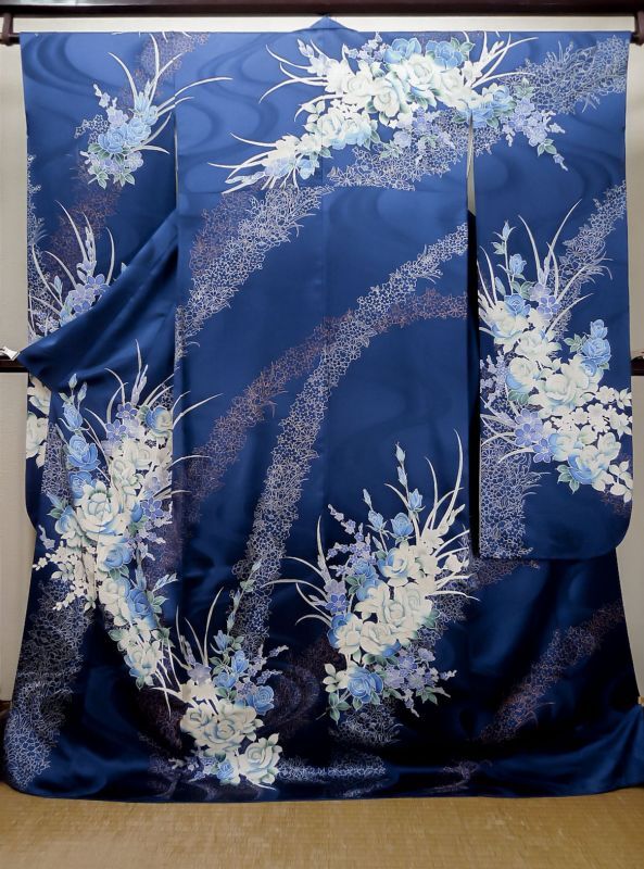 L0728D 振袖 女性用着物 シルク(正絹) 鮮やか 青, 花 【中古 L0728D 振袖 女性用着物 シルク(正絹) 鮮やか 青, 花 【中古